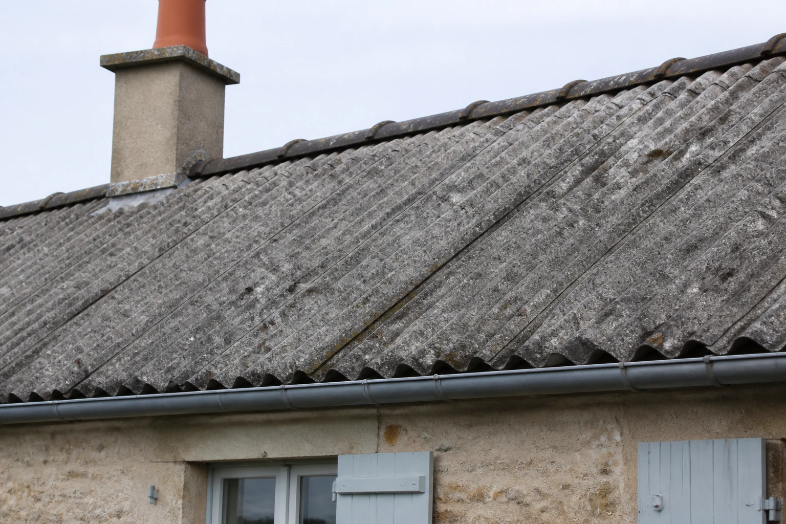 Peut-on vendre une maison avec un toit en amiante ?