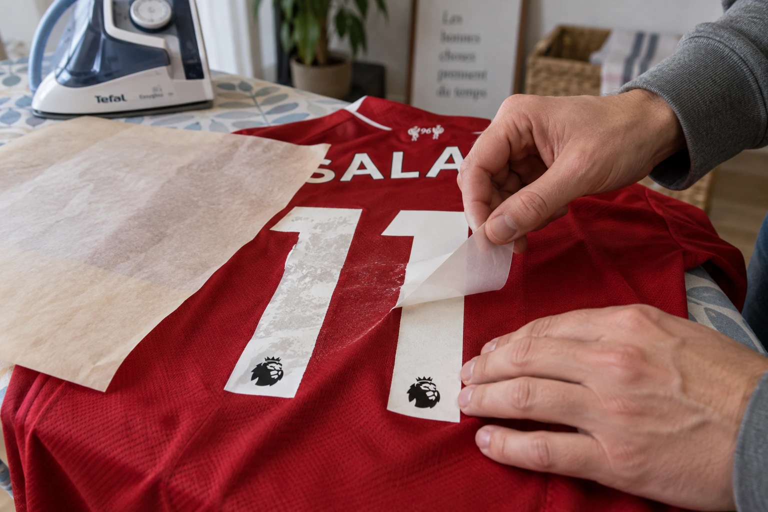 Décollage d'un flocage sur un maillot de football avec un fer à repasser et du papier cuisson